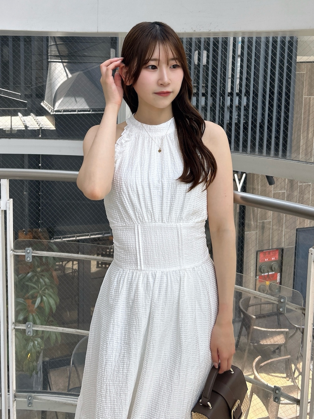 ホワイト系のワンピース、ホワイト系のワンピース、ホワイト系のサンダルを着用したレディースの夏コーディネートの6枚目の写真