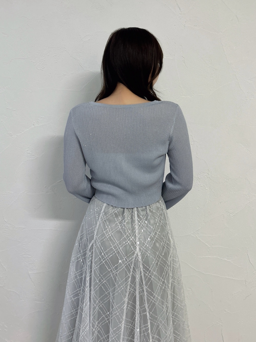 グレー系のカーディガン/ボレロ、グレー系のスカート、ホワイト系のパンプスを着用したレディースの夏コーディネートの8枚目の写真