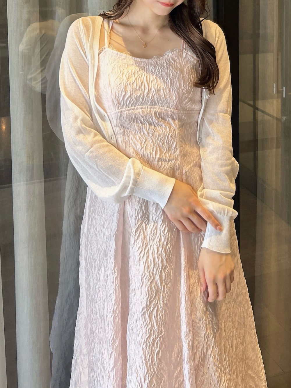 ホワイト系のカーディガン/ボレロ、ホワイト系のTシャツ/カットソー、ピンク系のワンピースを着用したレディースの夏コーディネートの9枚目の写真