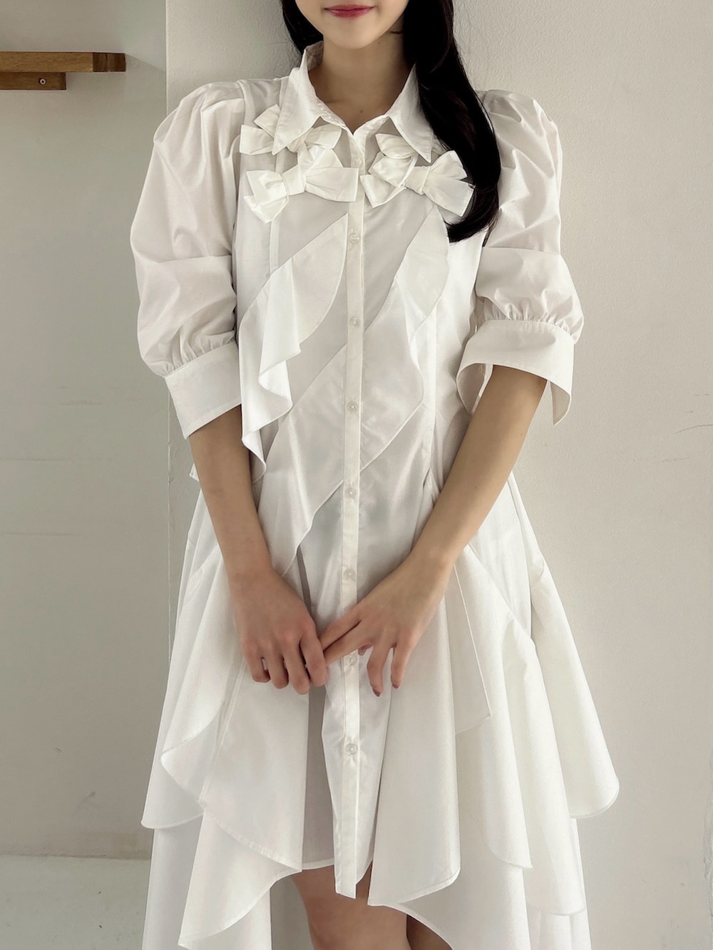 ホワイト系のワンピース、ブラウン系のブーツを着用したレディースの冬コーディネートの9枚目の写真