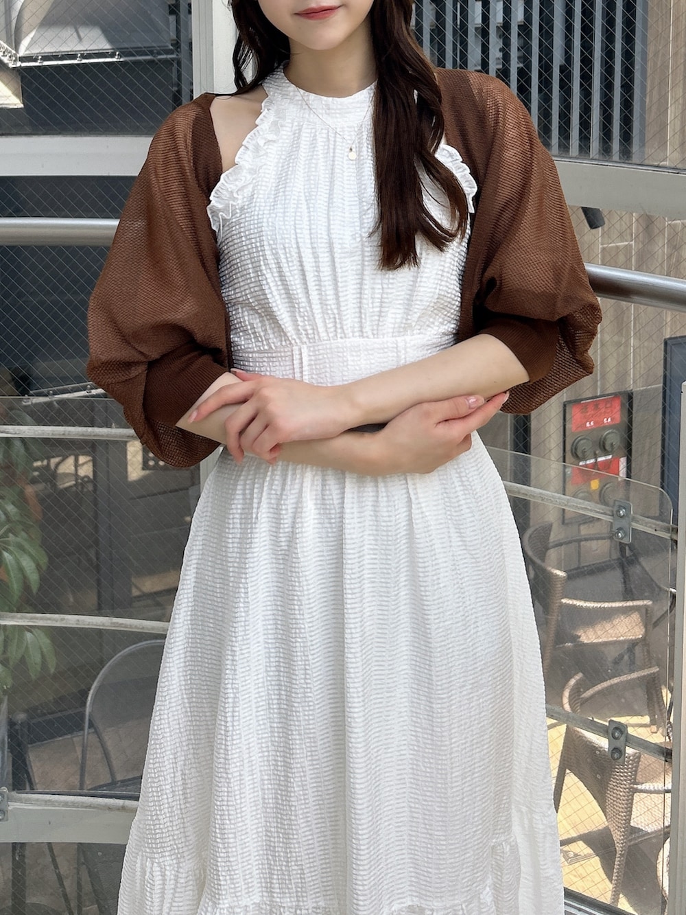 ブラウン系のカーディガン/ボレロ、ホワイト系のワンピース、ホワイト系のワンピースを着用したレディースの夏コーディネートの6枚目の写真