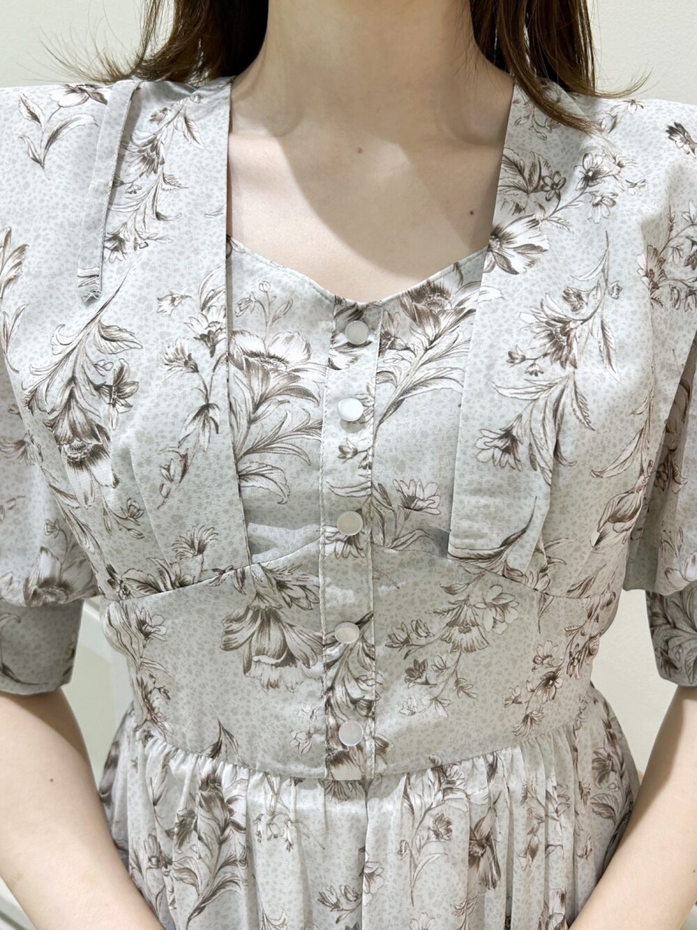 ホワイト系のワンピース、ホワイト系のパンプスを着用したレディースの秋コーディネートの9枚目の写真