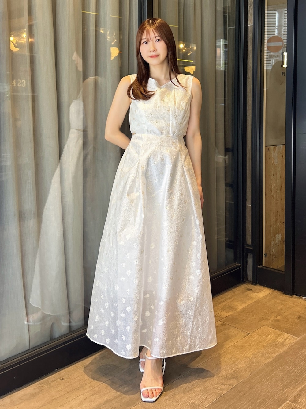 ホワイト系のワンピース、ホワイト系のサンダルを着用したレディースの秋コーディネートの2枚目の写真