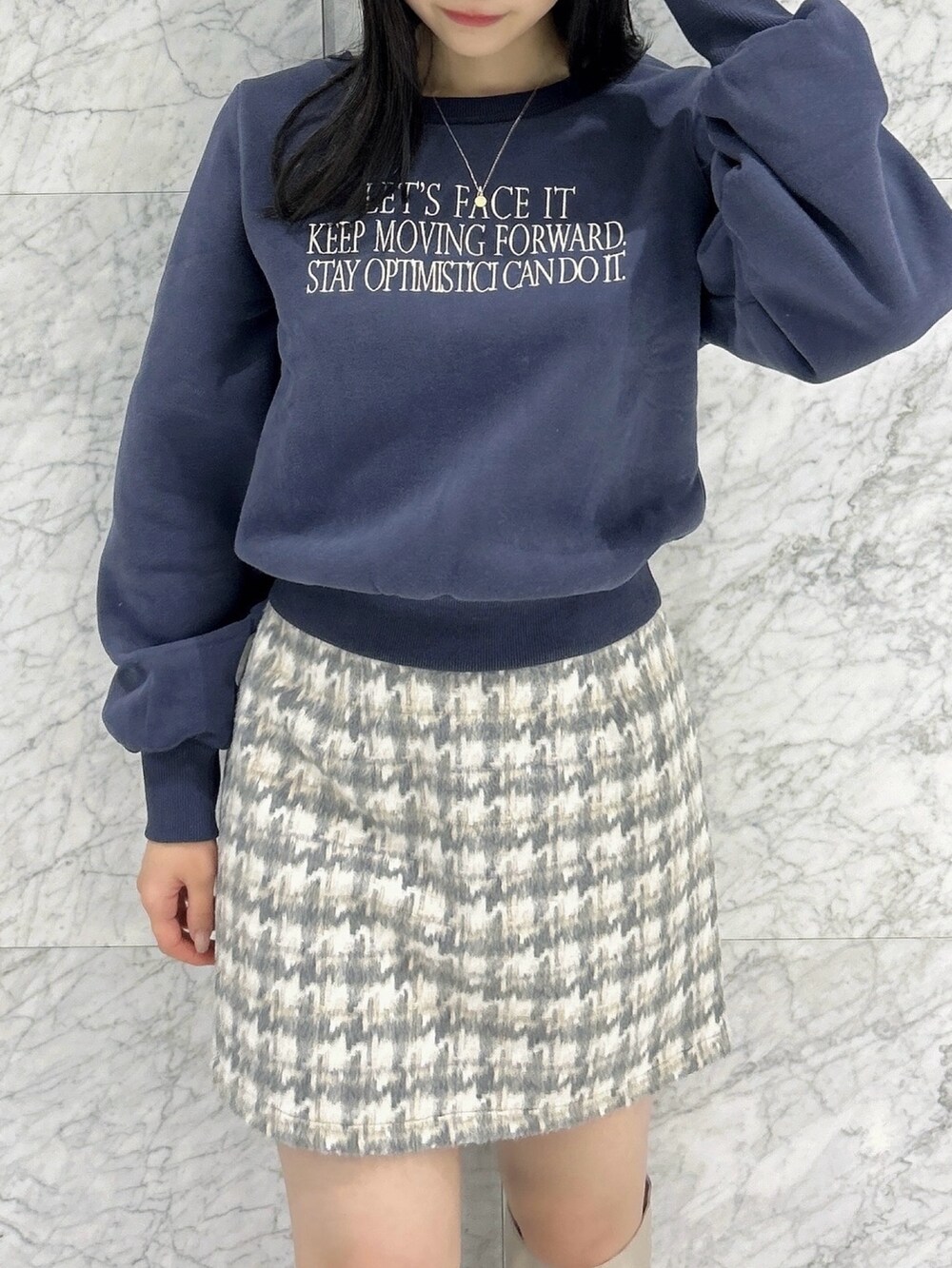 ブルー系のスウェット、その他のスカート、ベージュ系のブーツを着用したレディースの秋コーディネートの7枚目の写真