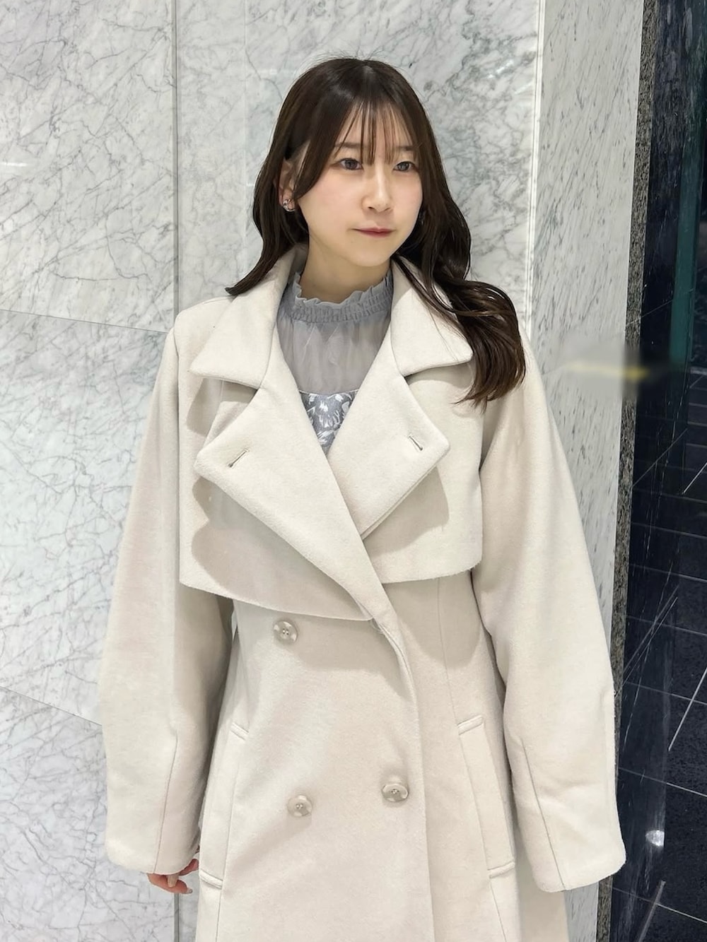 ホワイト系のその他アウター、ホワイト系のその他アウター、グレー系のドレスを着用したレディースの冬コーディネートの5枚目の写真