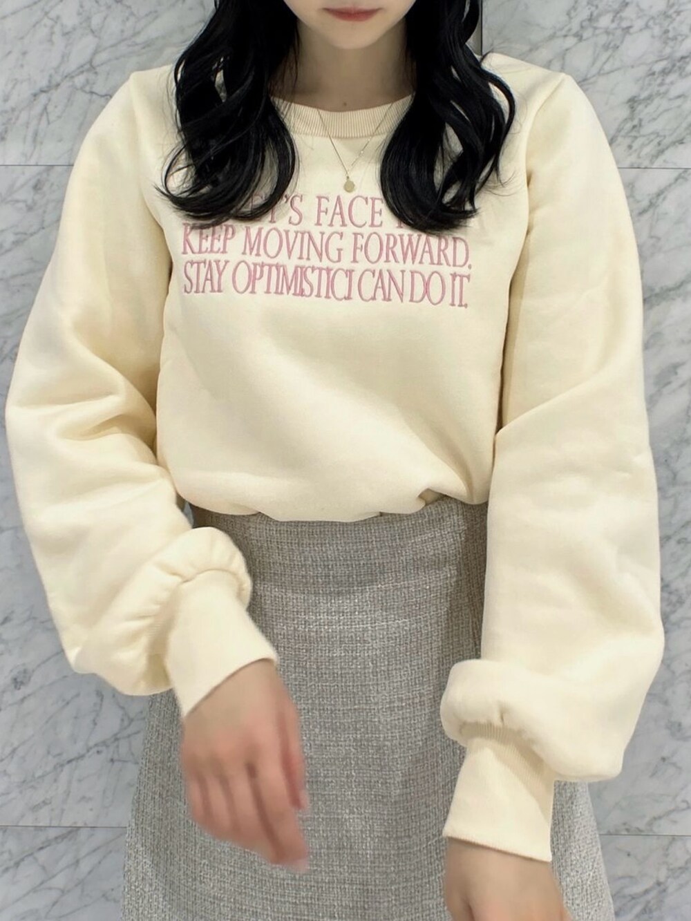 その他のブーツ、イエロー系のスウェット、グレー系のスカートを着用したレディースの秋コーディネートの6枚目の写真