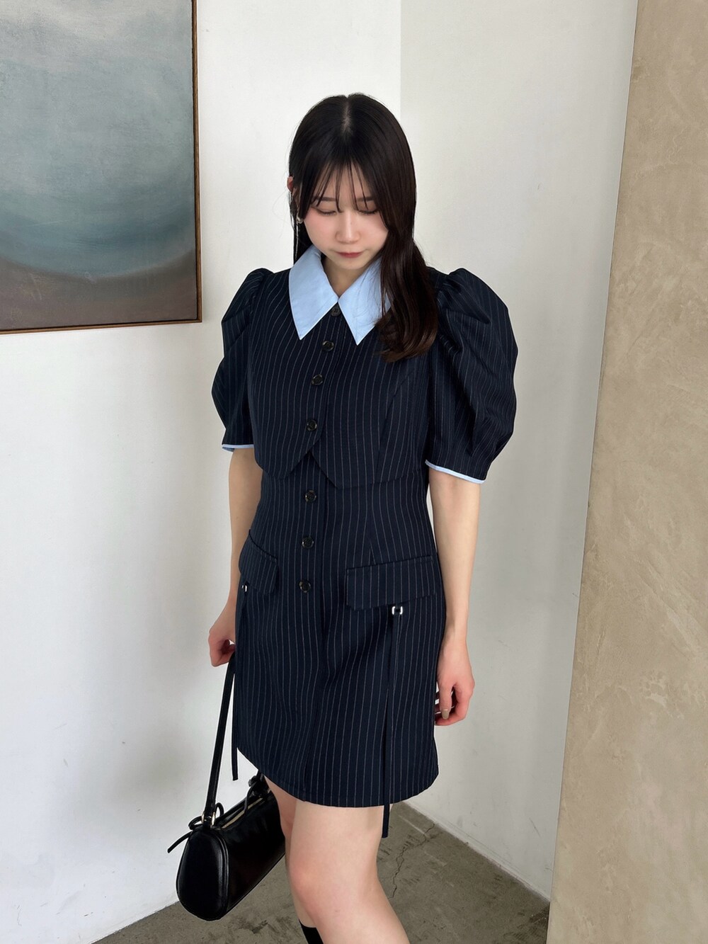 ブルー系のワンピース、ブラック系のローファーを着用したレディースの冬コーディネートの9枚目の写真