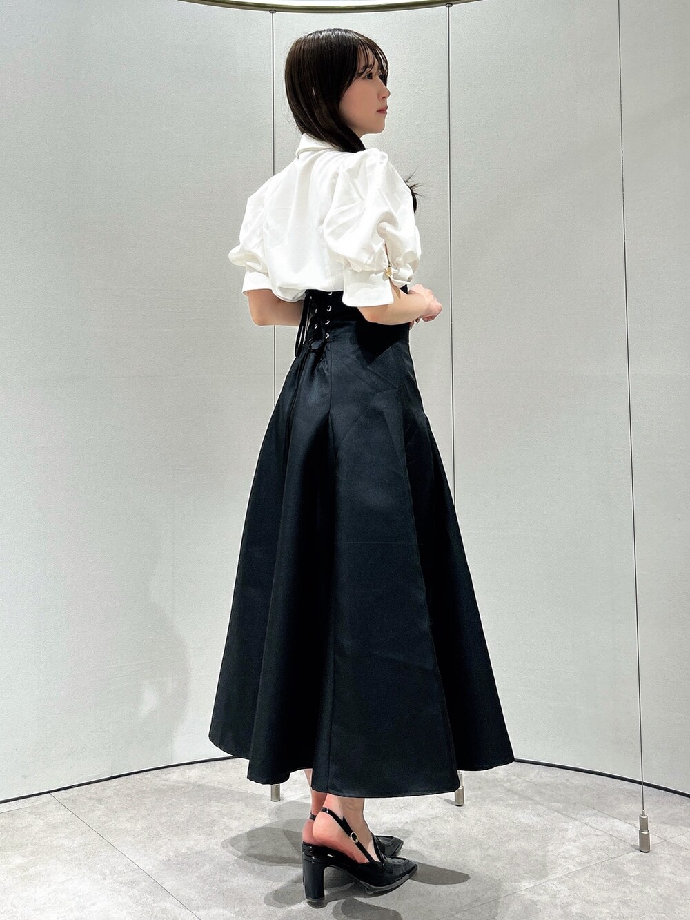 ホワイト系のシャツ/ブラウス、ブラック系のスカート、ブラック系のローファーを着用したレディースの春コーディネートの5枚目の写真