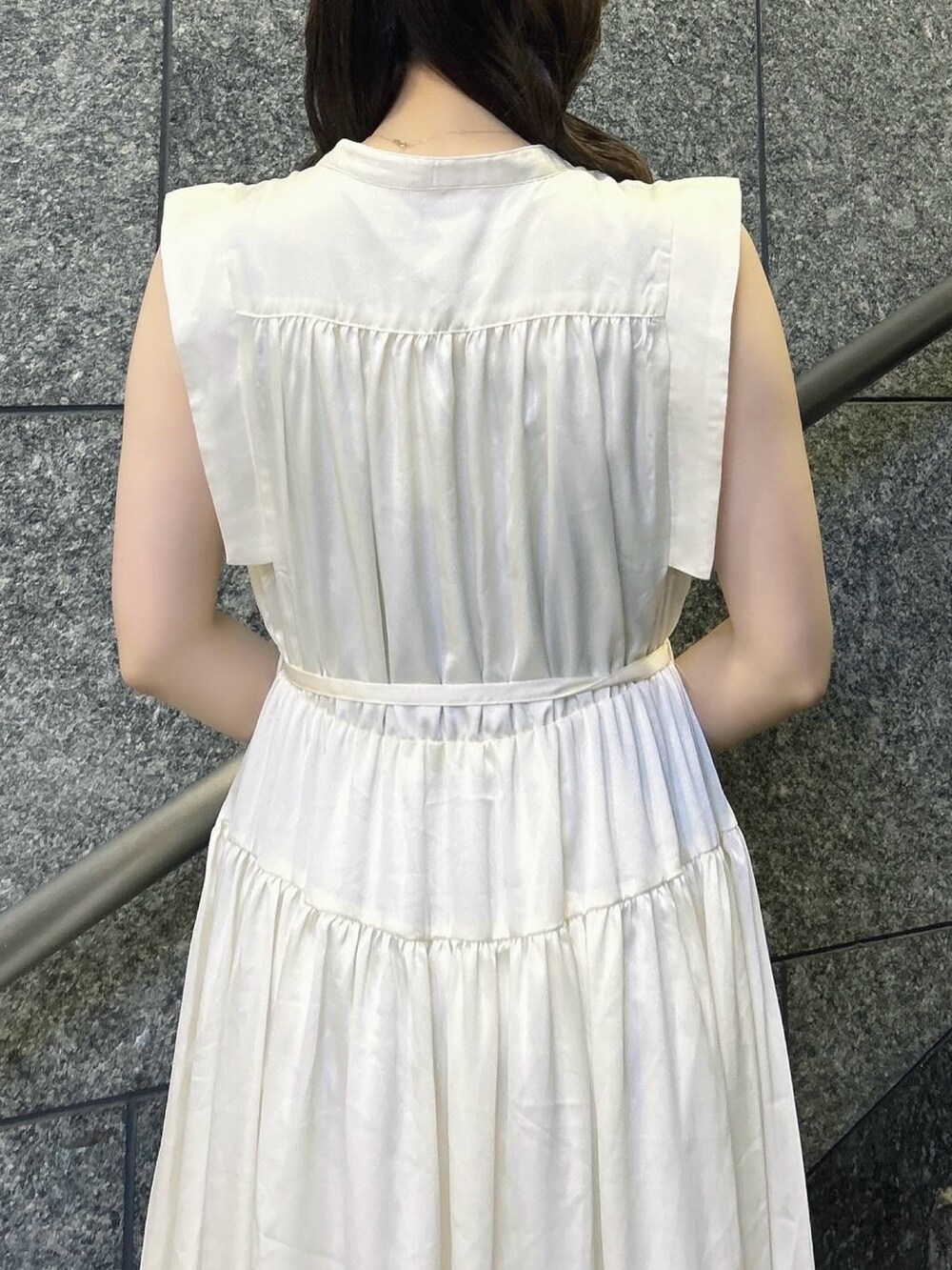 「dazzlin、ダズリン、夏コーデ、低身長コーデ、ラクチンコーデ、デートコーデ、お出かけコーデ、シンプルスタイル、きれいめカジュアル、ワンピース、ロングワンピース、ノースリーブ、メタリック、パンプス、骨格ウェーブ」｜「dazzlinのティアードノースリアソートワンピース（ワンピース、ホワイト系）」を使った、kahoさん（レディース・154cm）の夏コーディネートの10枚目の写真