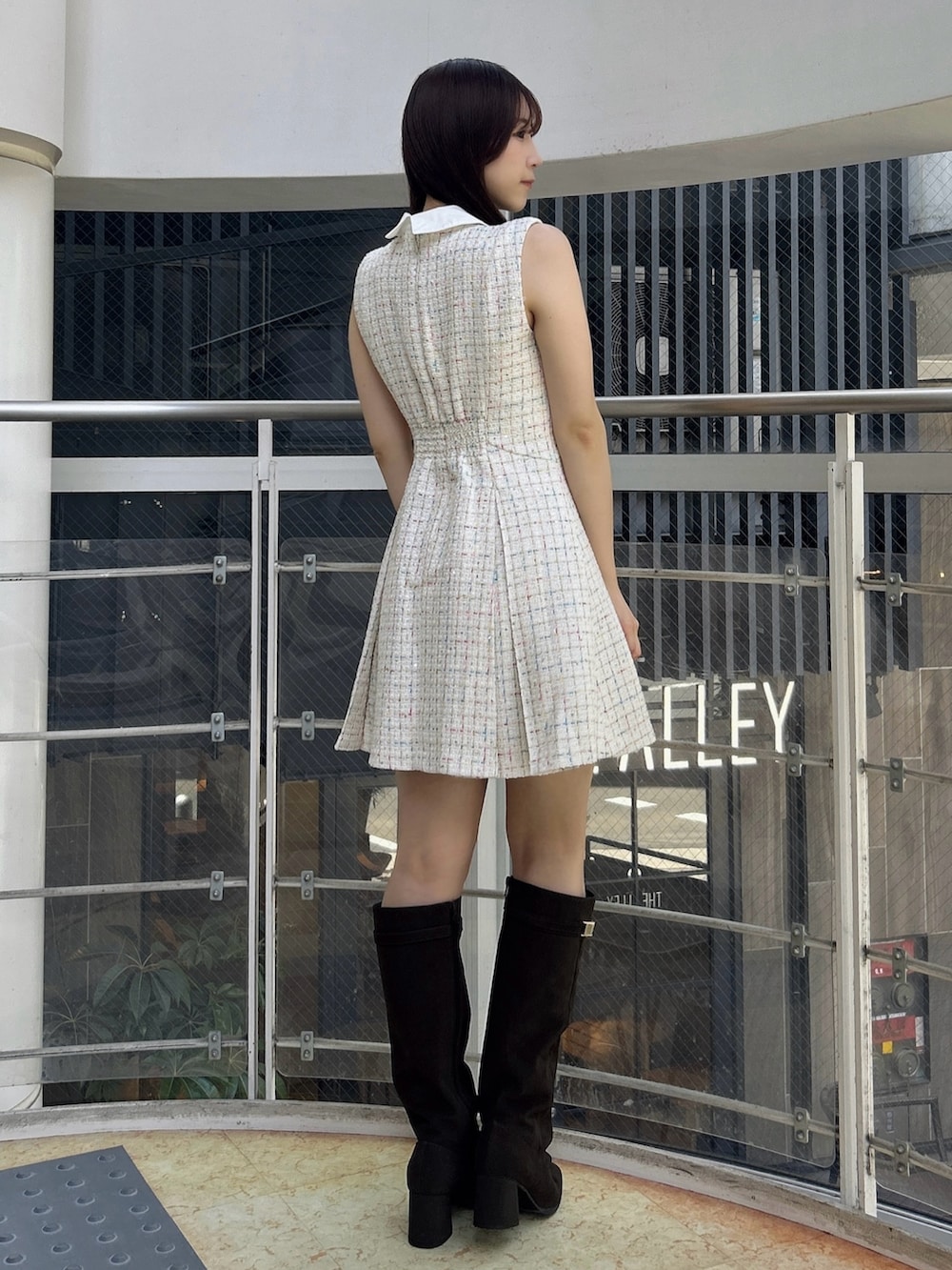 ホワイト系のワンピース、ブラウン系のブーツを着用したレディースの秋コーディネートの5枚目の写真