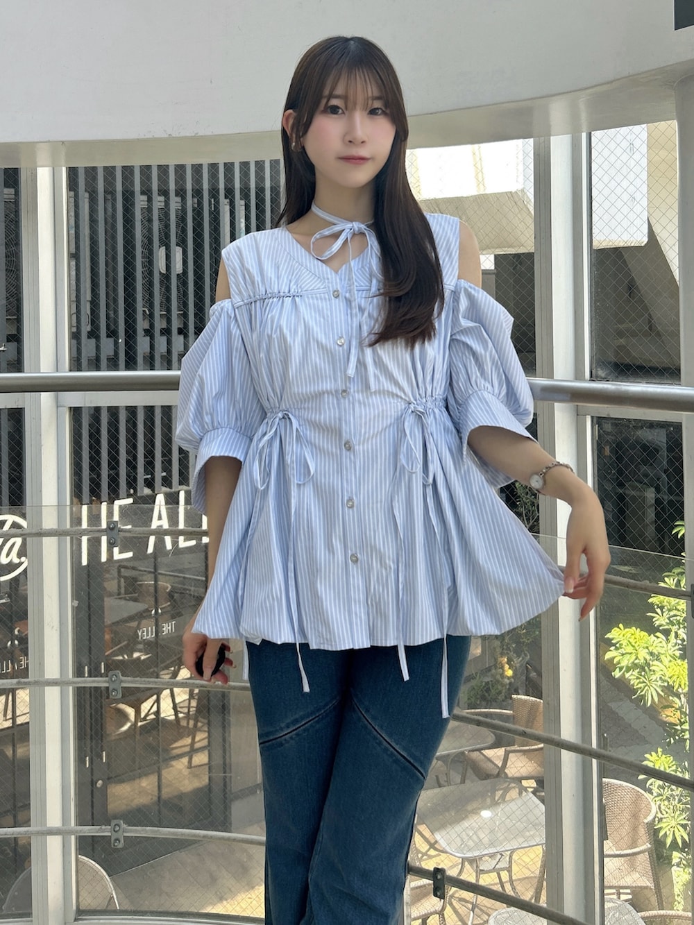 ブルー系のシャツ/ブラウス、ブルー系のデニムパンツ、ホワイト系のサンダルを着用したレディースの秋コーディネートの7枚目の写真