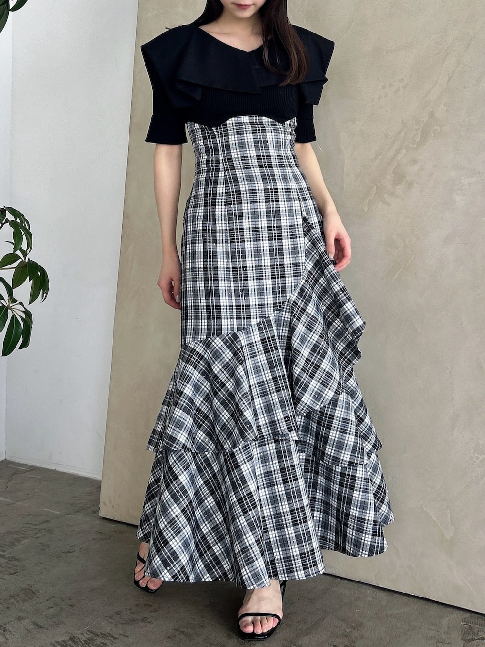 「dazzlin、ダズリン、低身長コーデ、春服、春服コーデ、ロングワンピース、ドッキングワンピ、コルセット、フリル、チェック、チェックワンピース、ワントーンコーデ、モノトーンコーデ、サンダル、デートコーデ」｜「dazzlinのラッフルマーメイドコンビワンピース（ワンピース、ブラック系）」を使った、kahoさん（レディース・154cm）の春コーディネートの4枚目の写真
