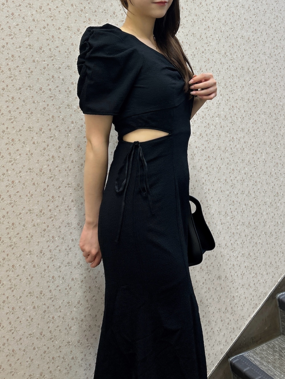 ブラック系のワンピース、ブラック系のハンドバッグ、ブラック系のサンダルを着用したレディースの夏コーディネートの9枚目の写真