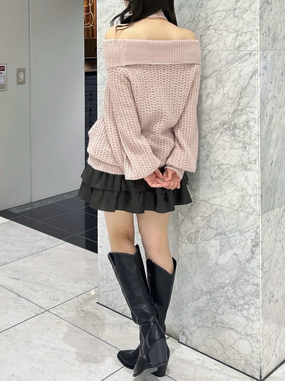 ブラウン系のスカート、その他のブーツ、ピンク系のニット/セーターを着用したレディースの秋コーディネートの5枚目の写真
