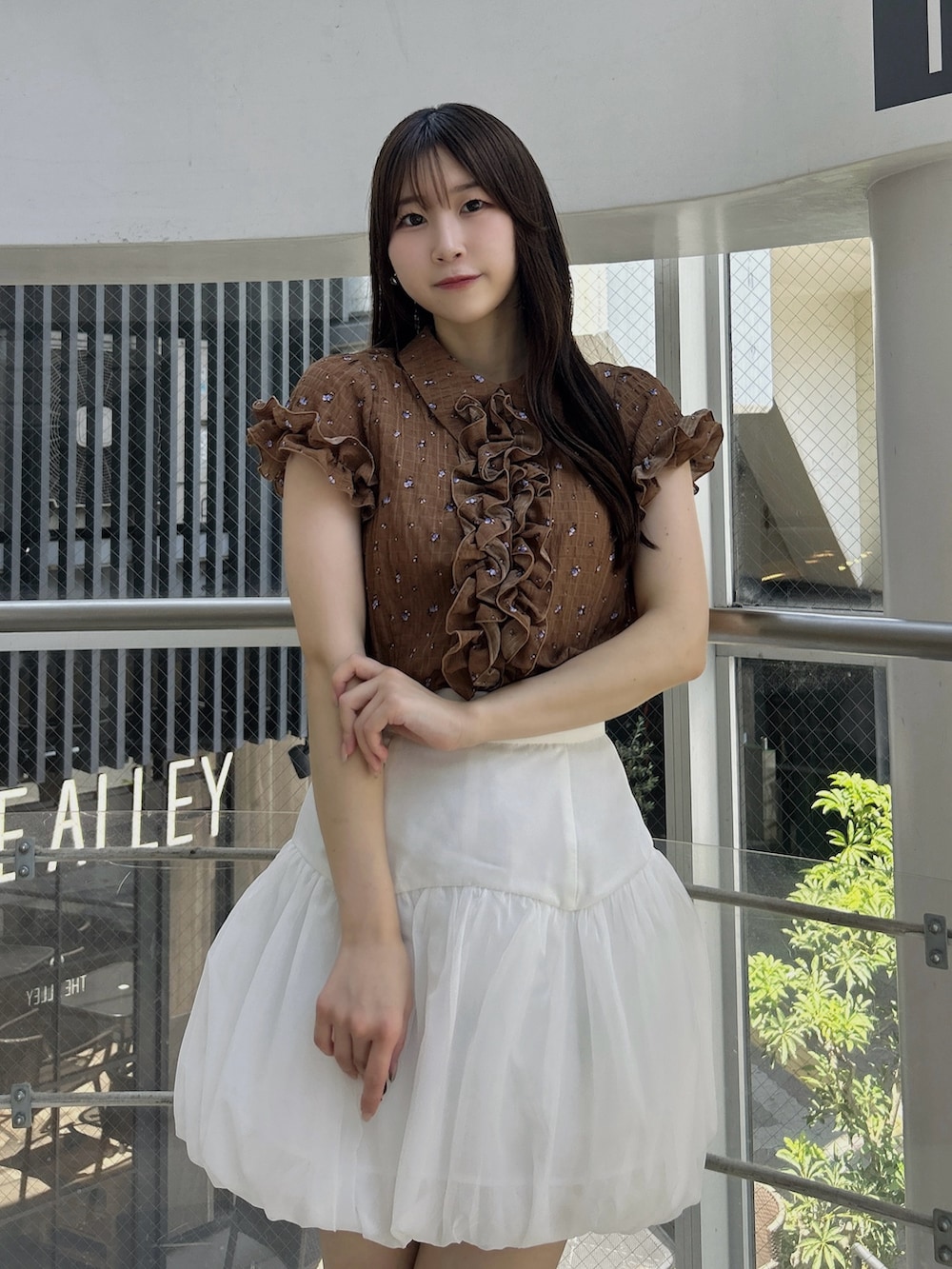 ホワイト系のサンダル、ブラウン系のシャツ/ブラウス、ホワイト系のスカートを着用したレディースの夏コーディネートの8枚目の写真