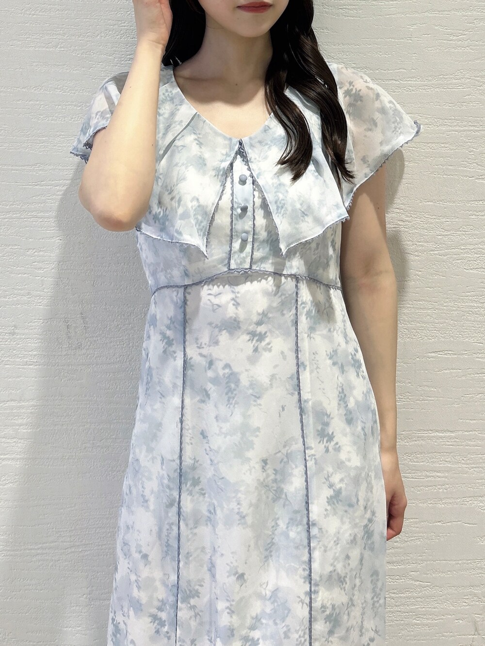 グリーン系のワンピース、ホワイト系のサンダルを着用したレディースの夏コーディネートの9枚目の写真