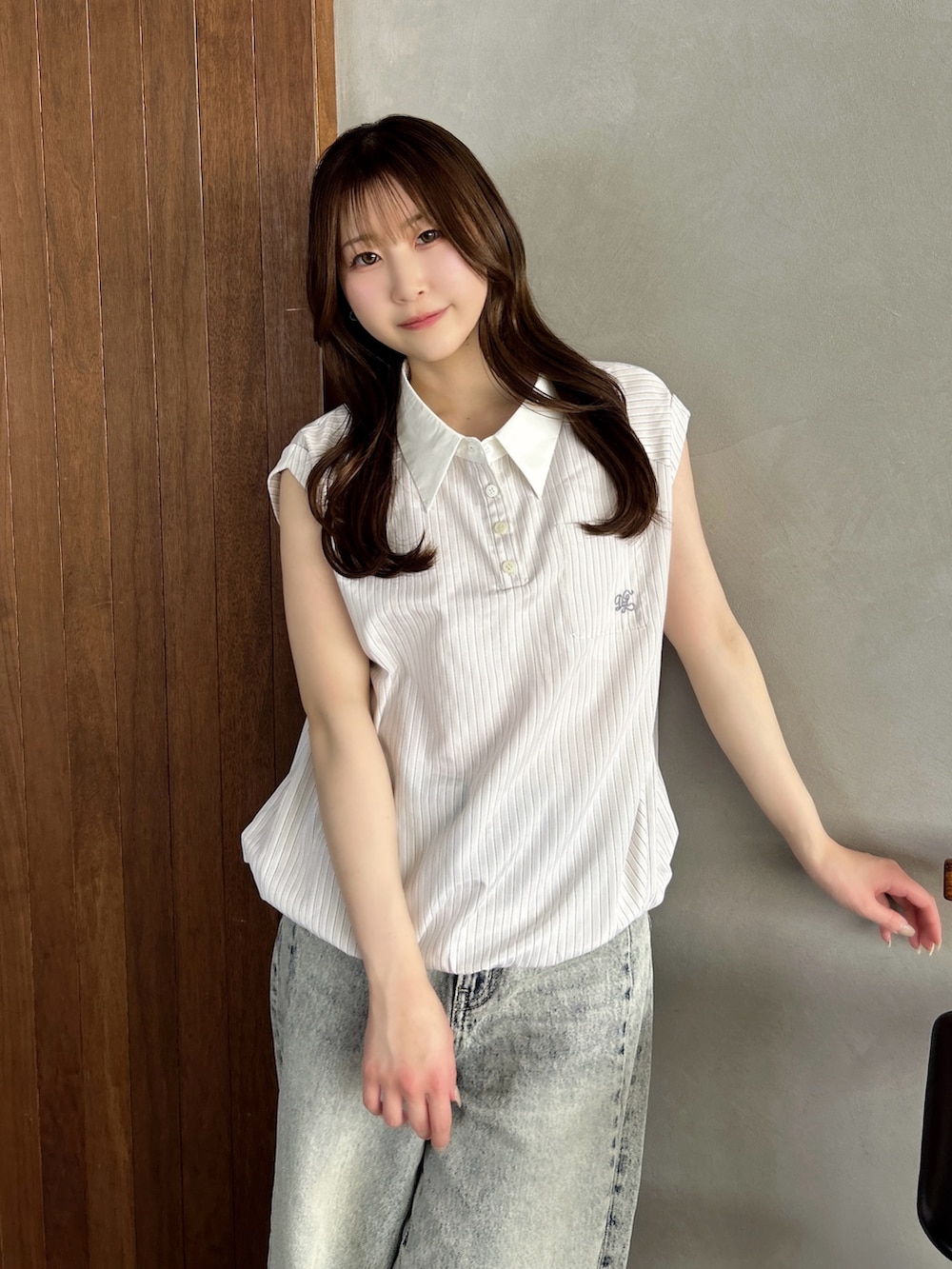 ホワイト系のシャツ/ブラウス、ブルー系のデニムパンツ、ブラウン系のハンドバッグを着用したレディースの春コーディネートの6枚目の写真