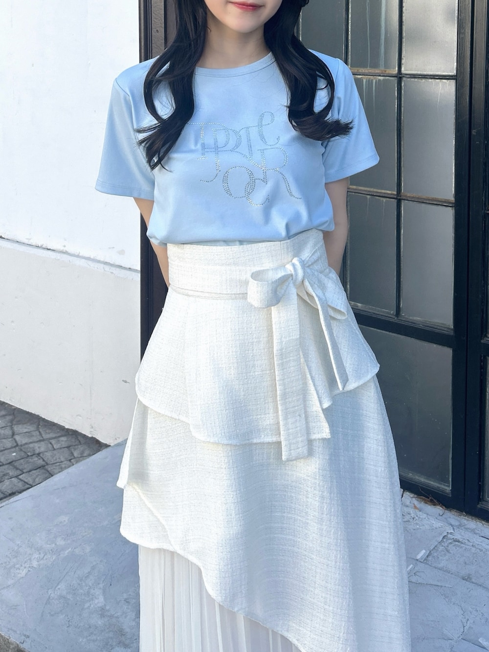 ブルー系のTシャツ/カットソー、ホワイト系のスカート、ホワイト系のパンプスを着用したレディースの春コーディネートの6枚目の写真