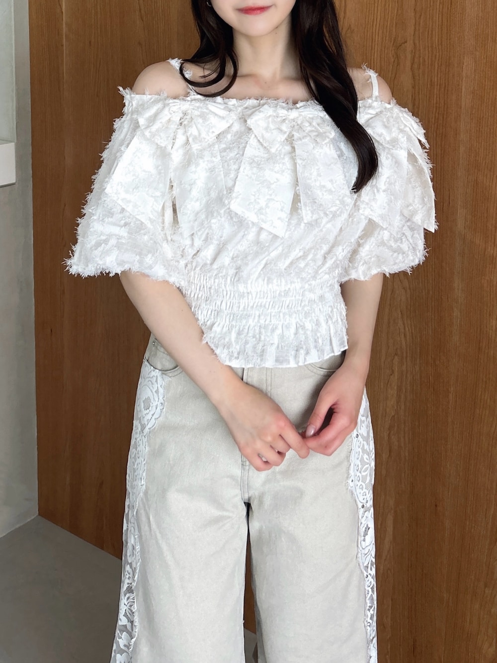 ホワイト系のシャツ/ブラウス、ベージュ系のデニムパンツ、ホワイト系のパンプスを着用したレディースの夏コーディネートの9枚目の写真