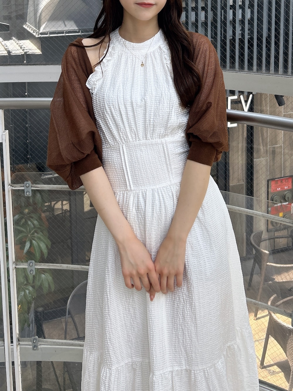 ブラウン系のカーディガン/ボレロ、ホワイト系のワンピース、ホワイト系のワンピースを着用したレディースの夏コーディネートの8枚目の写真