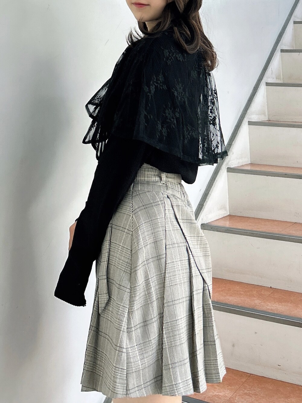 その他のスカート、ベージュ系のブーツ、ブラック系のTシャツ/カットソーを着用したレディースの秋コーディネートの7枚目の写真