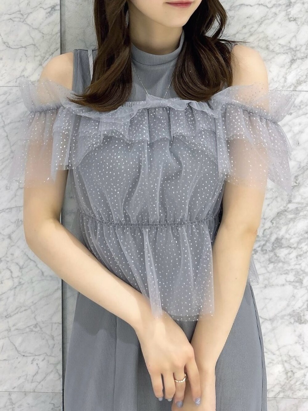 グレー系のワンピース、ホワイト系のパンプスを着用したレディースの夏コーディネートの9枚目の写真