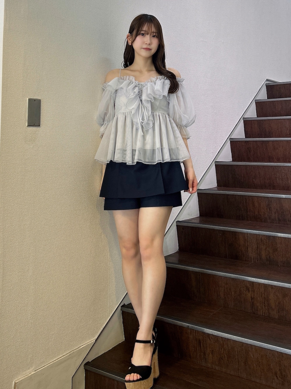 ブルー系のシャツ/ブラウス、ブルー系のその他パンツ、ブラック系のサンダルを着用したレディースの春コーディネートの2枚目の写真