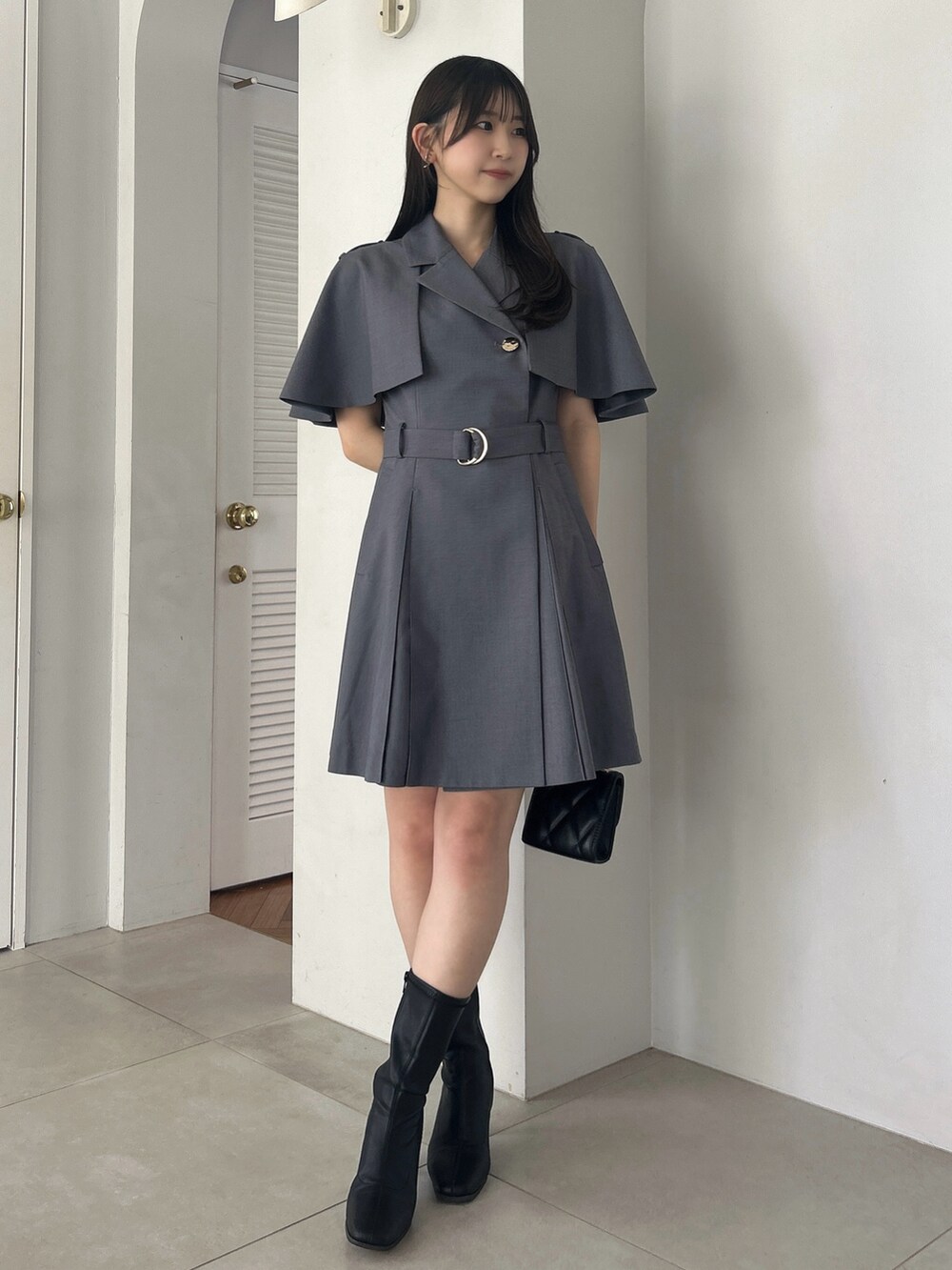 グレー系のワンピースを着用したレディースの秋コーディネートの2枚目の写真