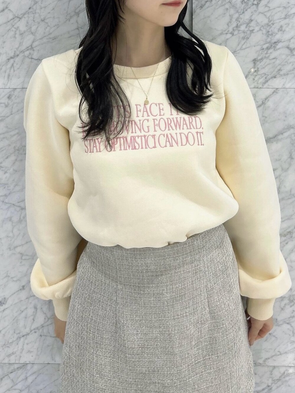 その他のブーツ、イエロー系のスウェット、グレー系のスカートを着用したレディースの秋コーディネートの7枚目の写真