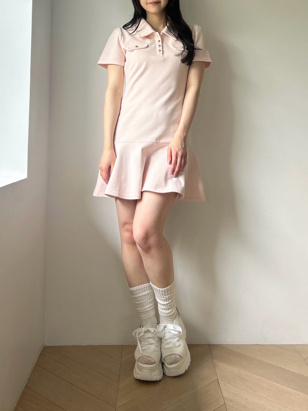 ピンク系のワンピース、ホワイト系のサンダルを着用したレディースの夏コーディネートの4枚目の写真