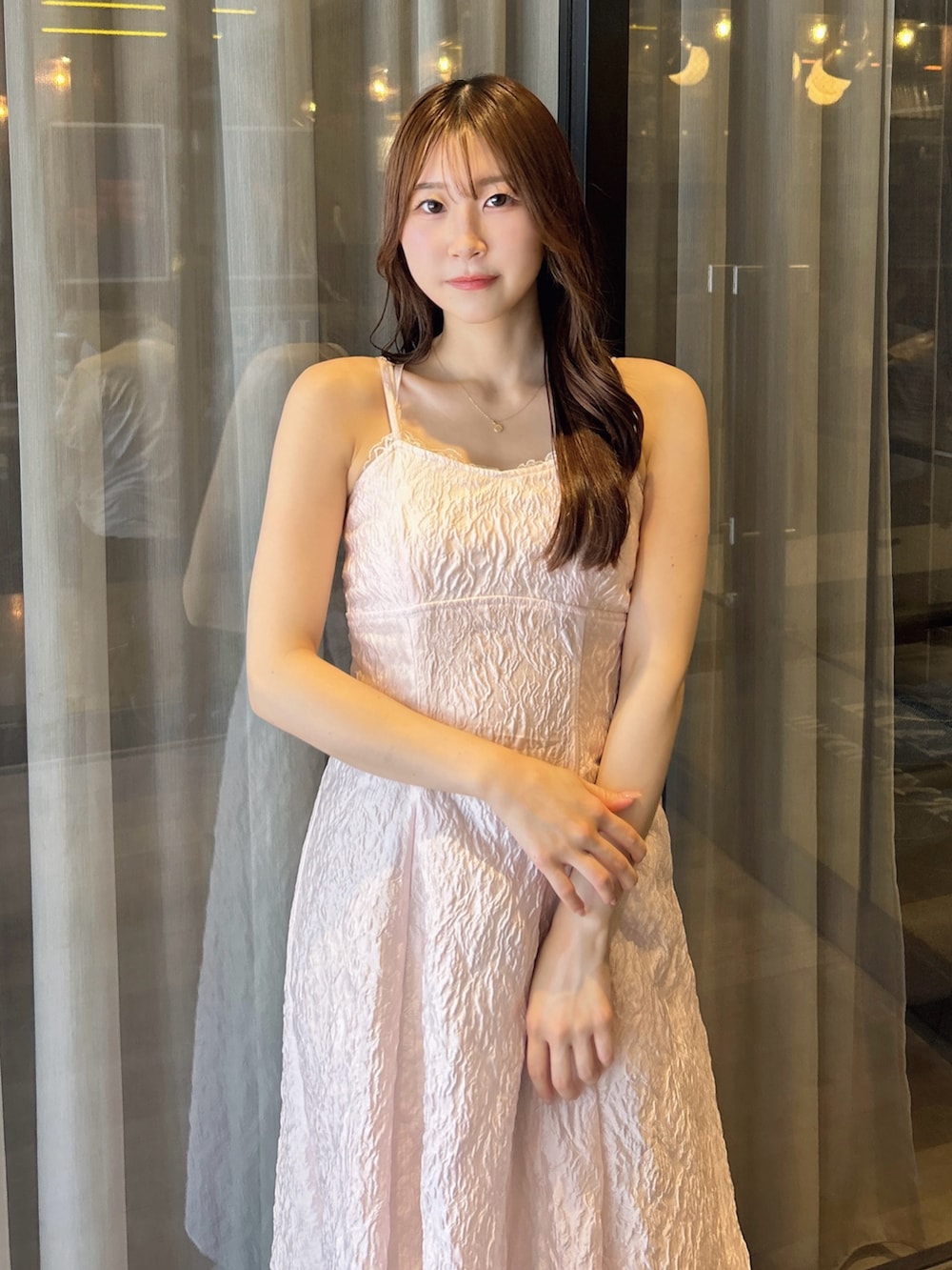 ホワイト系のTシャツ/カットソー、ピンク系のワンピース、ホワイト系のサンダルを着用したレディースの夏コーディネートの6枚目の写真