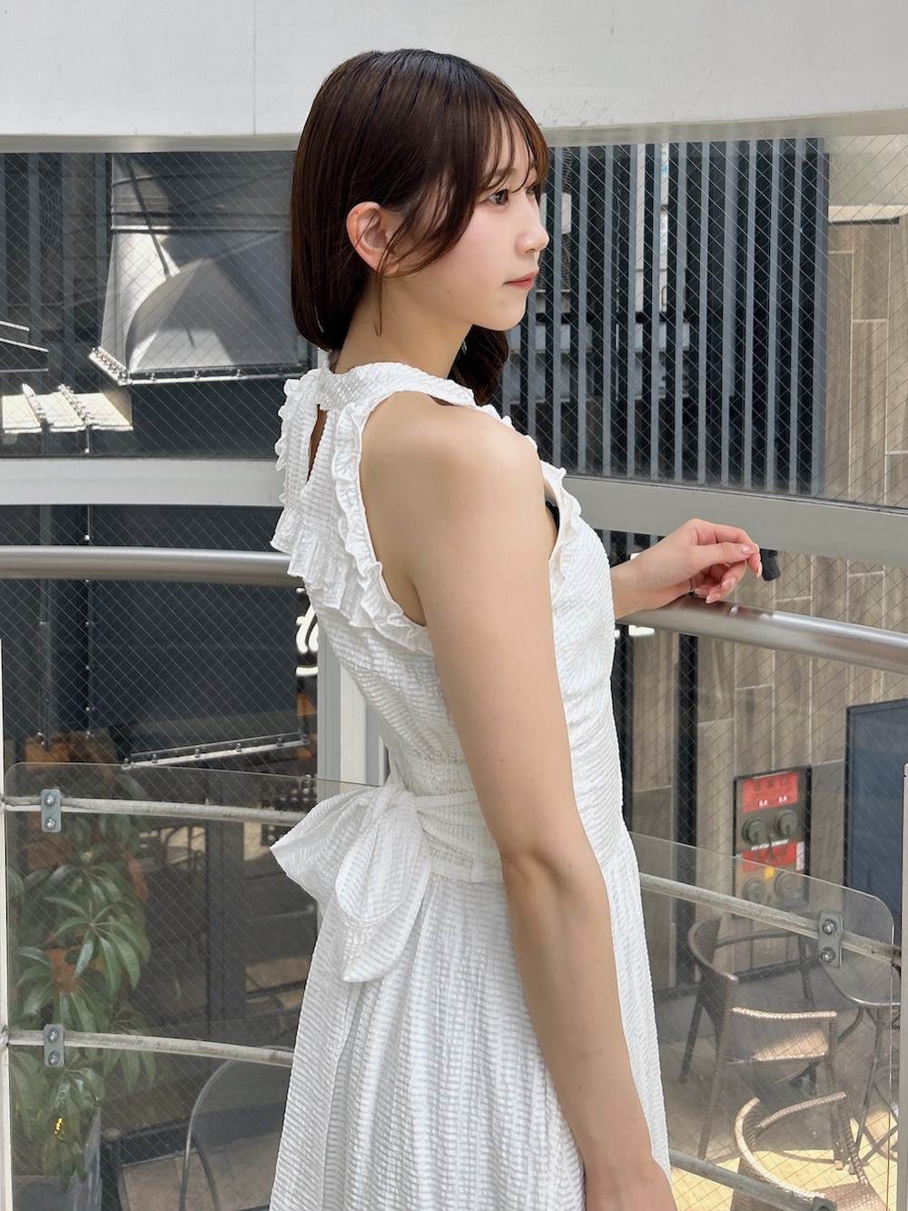 ホワイト系のワンピース、ホワイト系のワンピース、ホワイト系のサンダルを着用したレディースの夏コーディネートの10枚目の写真