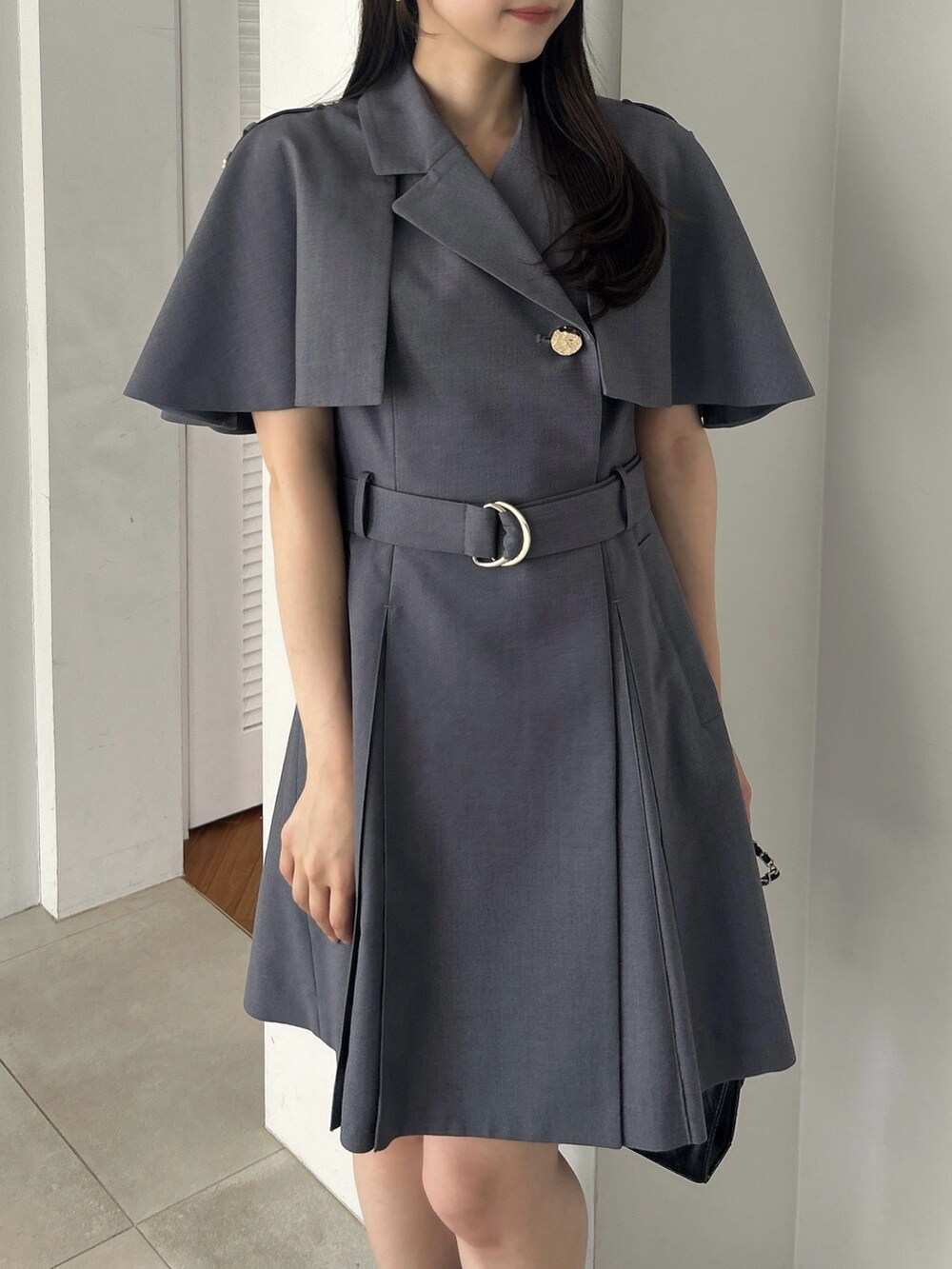 グレー系のワンピースを着用したレディースの秋コーディネートの8枚目の写真