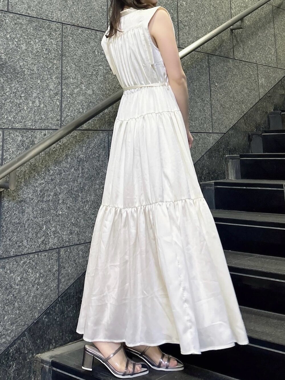 「dazzlin、ダズリン、夏コーデ、低身長コーデ、ラクチンコーデ、デートコーデ、お出かけコーデ、シンプルスタイル、きれいめカジュアル、ワンピース、ロングワンピース、ノースリーブ、メタリック、パンプス、骨格ウェーブ」｜「dazzlinのティアードノースリアソートワンピース（ワンピース、ホワイト系）」を使った、kahoさん（レディース・154cm）の夏コーディネートの3枚目の写真