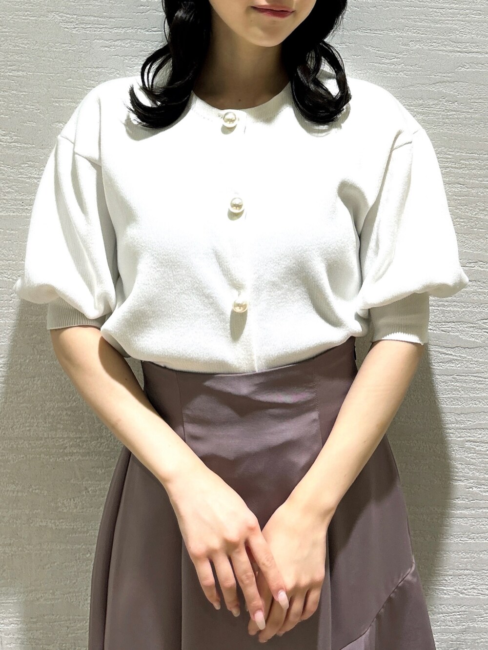 ホワイト系のローファー、ホワイト系のカーディガン/ボレロ、ピンク系のスカートを着用したレディースの秋コーディネートの6枚目の写真