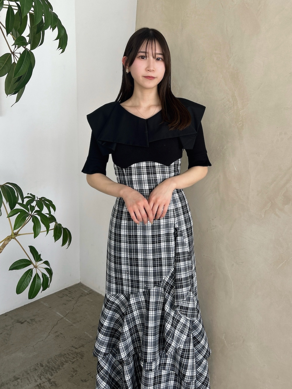 「dazzlin、ダズリン、低身長コーデ、春服、春服コーデ、ロングワンピース、ドッキングワンピ、コルセット、フリル、チェック、チェックワンピース、ワントーンコーデ、モノトーンコーデ、サンダル、デートコーデ」｜「dazzlinのラッフルマーメイドコンビワンピース（ワンピース、ブラック系）」を使った、kahoさん（レディース・154cm）の春コーディネートの6枚目の写真