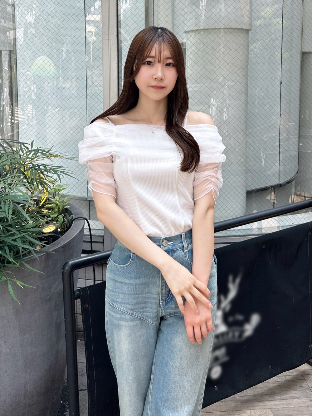 ホワイト系のTシャツ/カットソー、ブルー系のデニムパンツ、ブラウン系のサンダルを着用したレディースの夏コーディネートの7枚目の写真