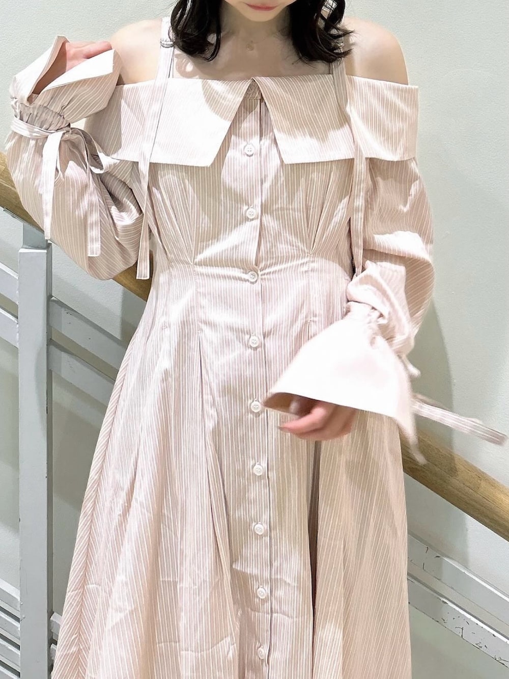 ホワイト系のブーツ、ピンク系のシャツワンピースを着用したレディースの春コーディネートの9枚目の写真