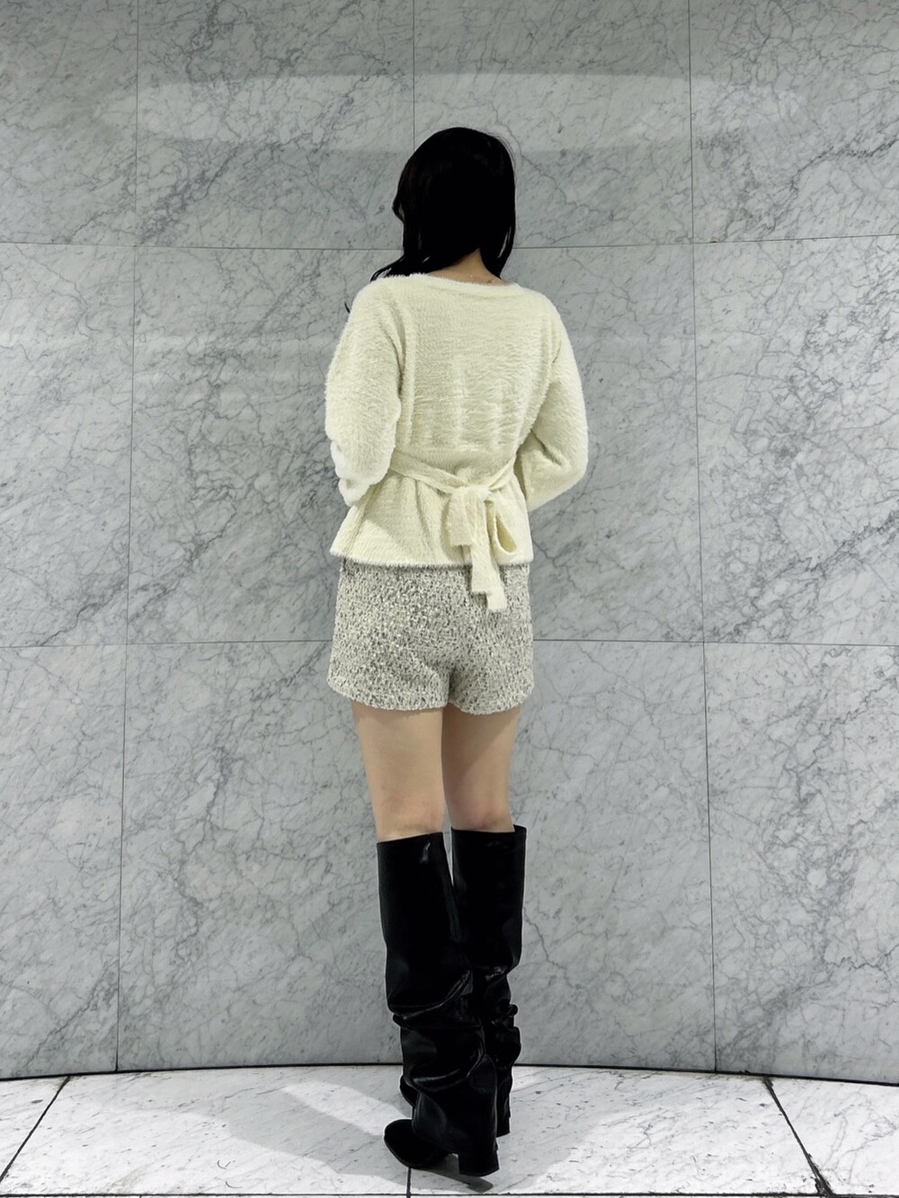 ホワイト系のニット/セーター、ベージュ系のその他パンツ、その他のブーツを着用したレディースの秋コーディネートの6枚目の写真