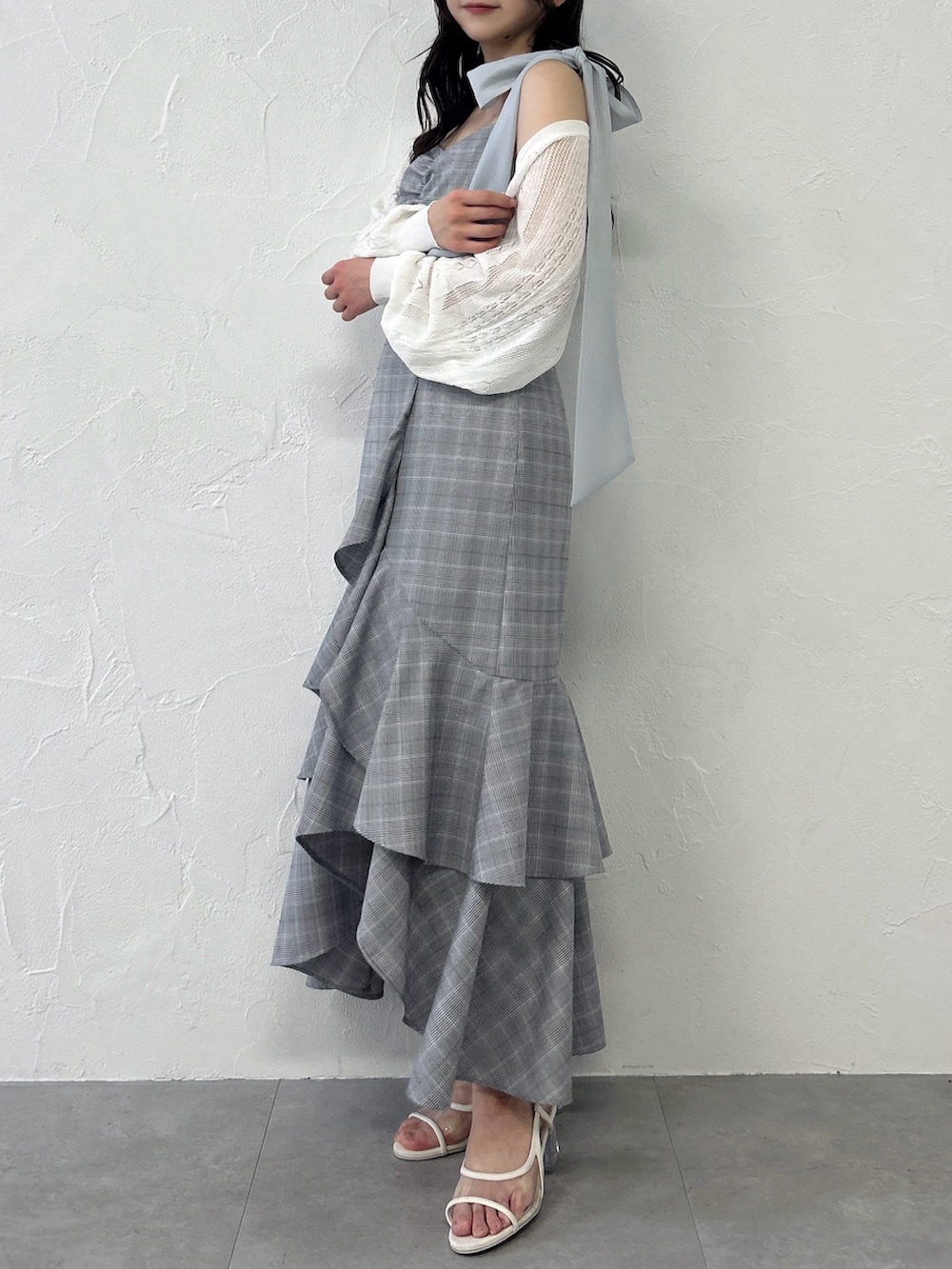 その他のカーディガン/ボレロ、その他のワンピースを着用したレディースの春コーディネートの5枚目の写真