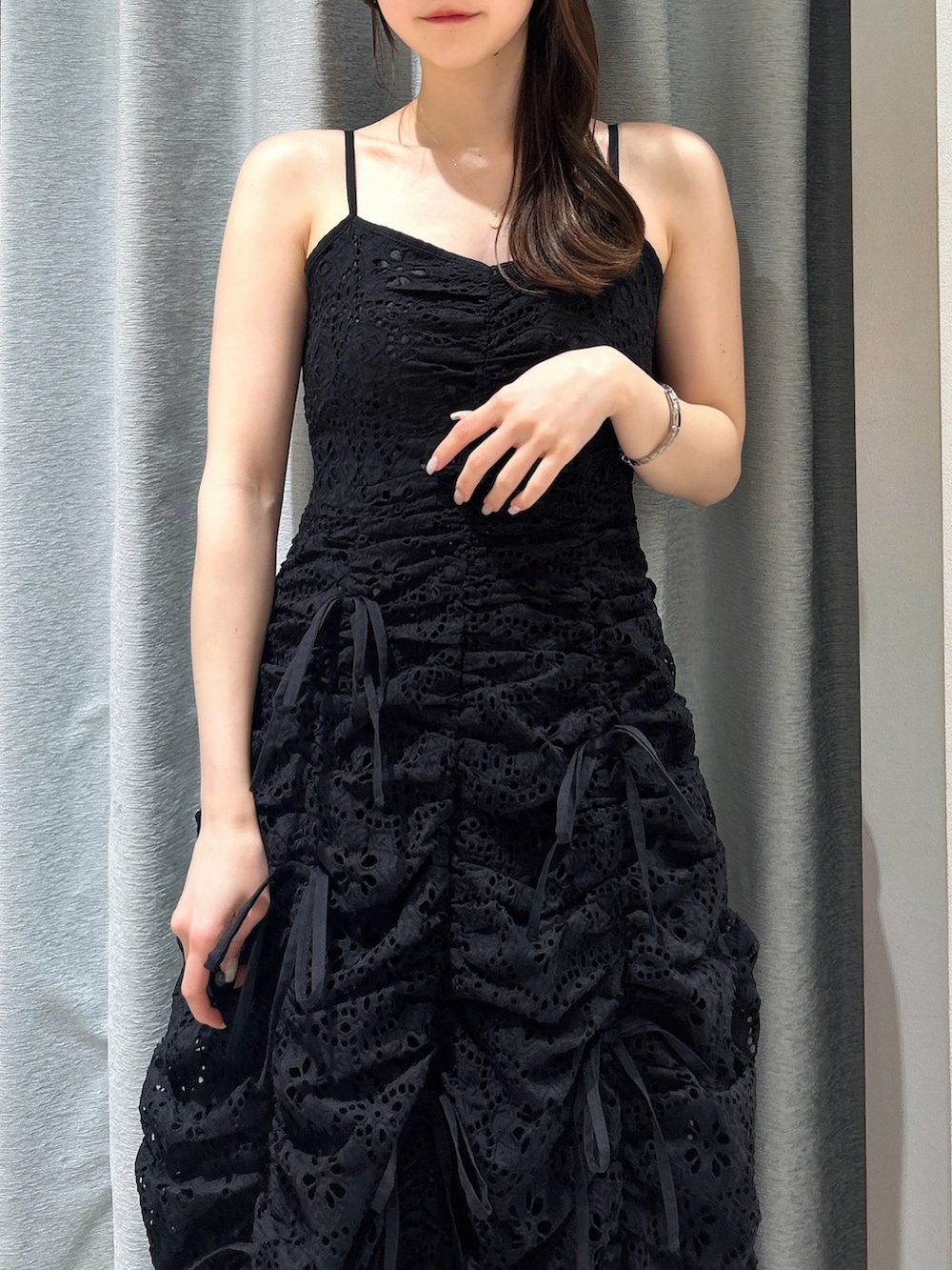 ブラック系のワンピース、ブラック系のローファー、ベージュ系のキャップを着用したレディースの春コーディネートの8枚目の写真