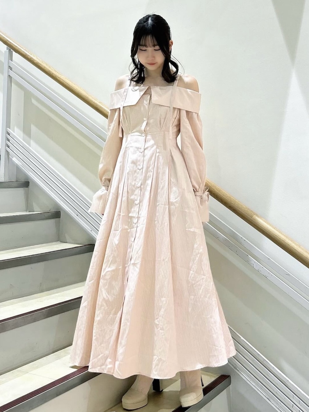 ホワイト系のブーツ、ピンク系のシャツワンピースを着用したレディースの春コーディネートの3枚目の写真