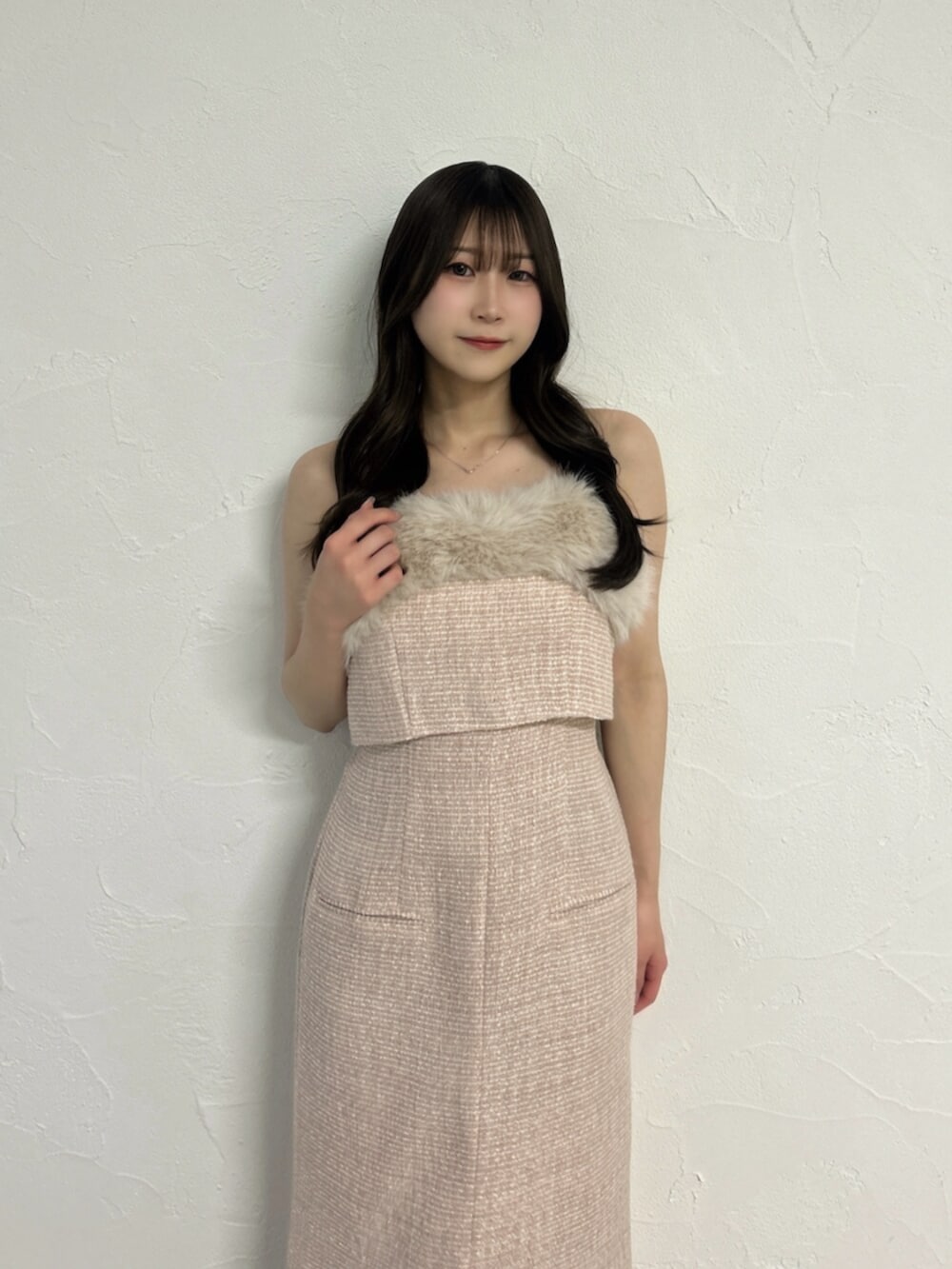 ホワイト系のカーディガン/ボレロ、ピンク系のワンピース、ホワイト系のパンプスを着用したレディースの夏コーディネートの5枚目の写真