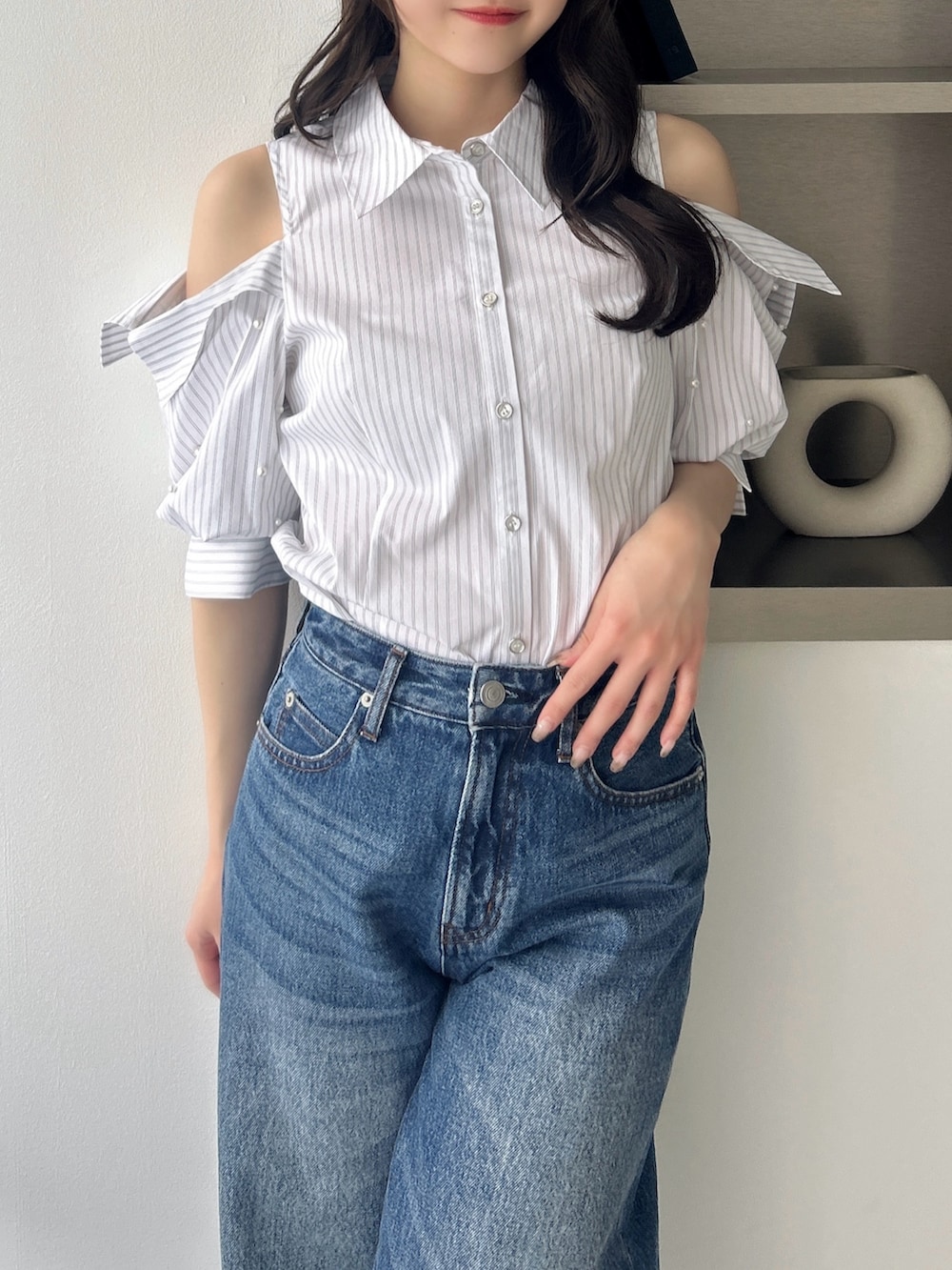 その他のシャツ/ブラウス、ブルー系のデニムパンツ、ブラウン系のハンドバッグを着用したレディースの春コーディネートの7枚目の写真