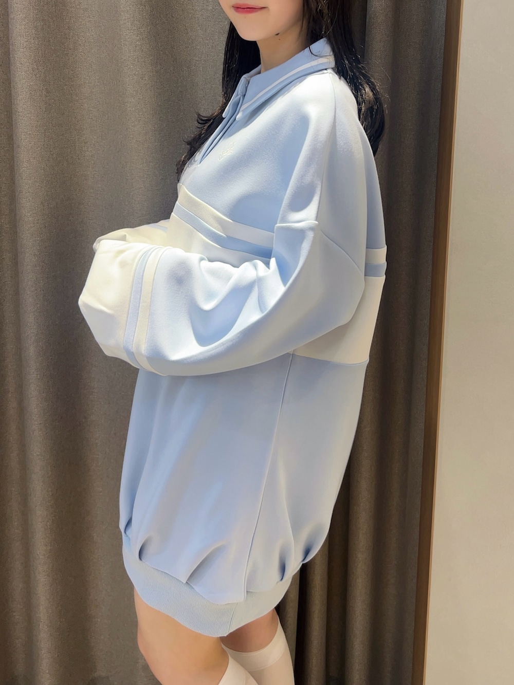 ブルー系のスウェットを着用したレディースの冬コーディネートの7枚目の写真