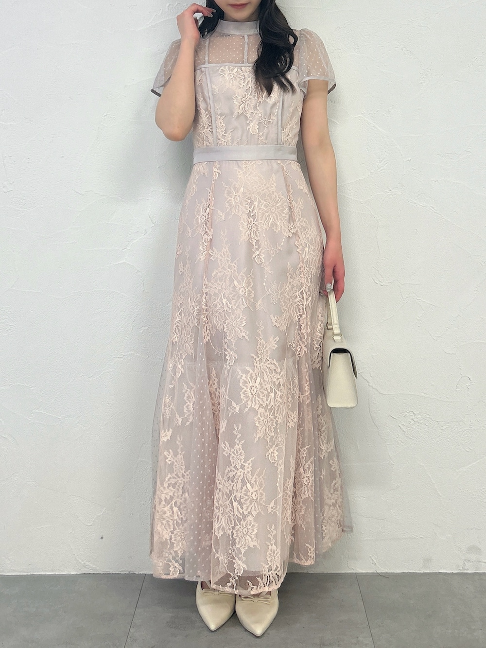 ピンク系のドレスを着用したレディースの冬コーディネートの3枚目の写真