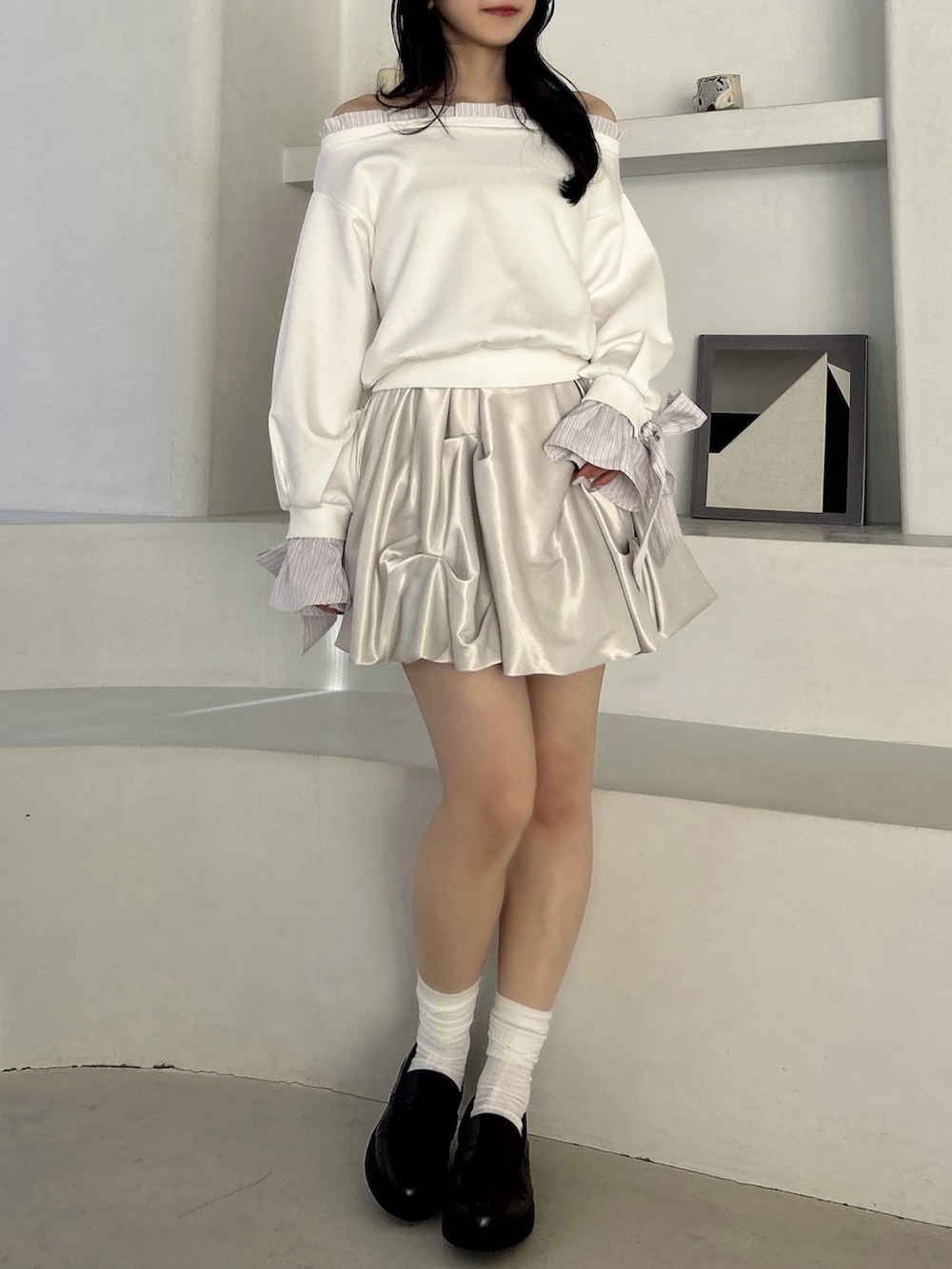 ホワイト系のTシャツ/カットソー、ホワイト系のスカートを着用したレディースの春コーディネートの3枚目の写真