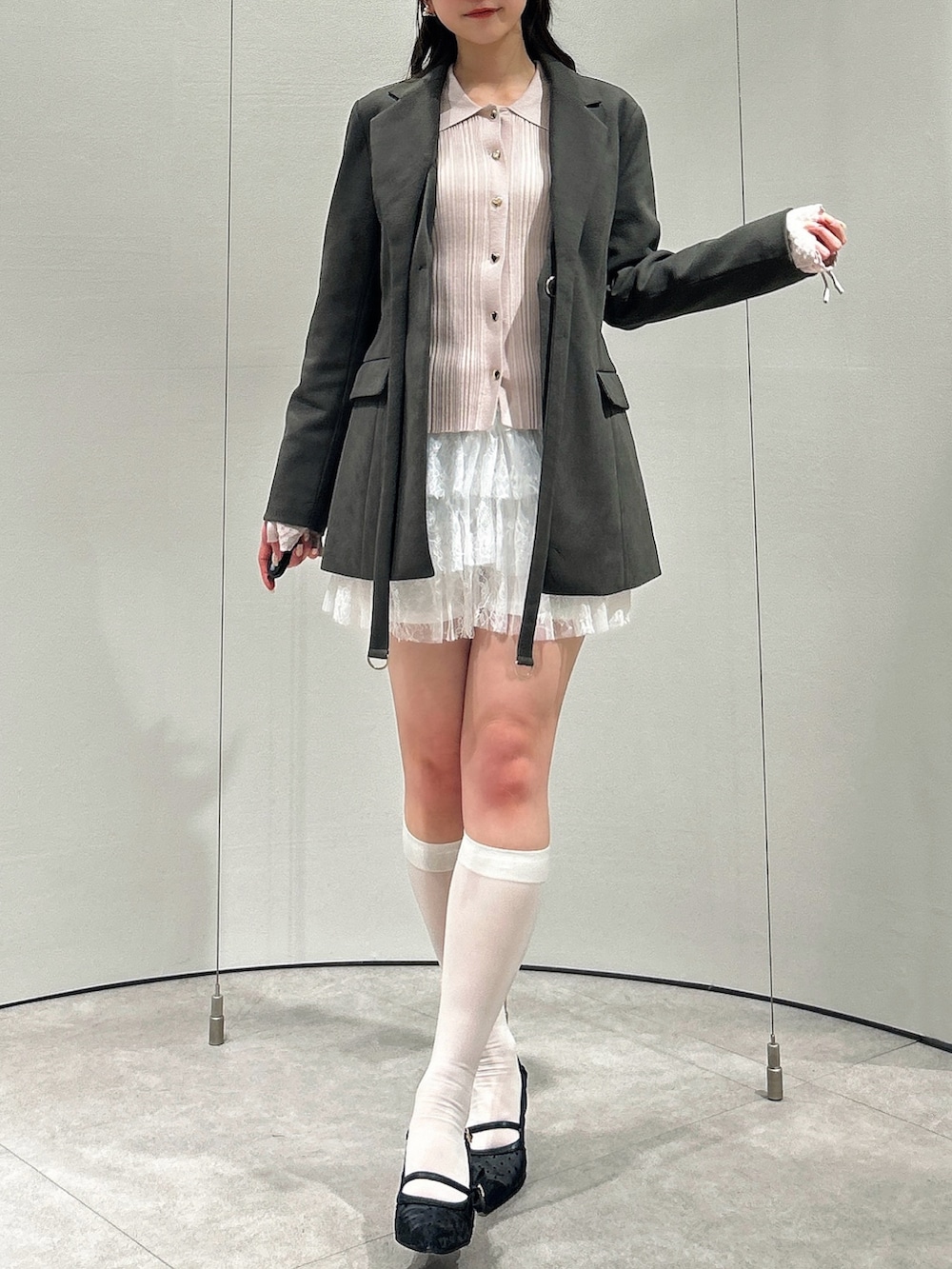 ホワイト系のその他パンツ、ブラック系のパンプス、ブラウン系のテーラードジャケットを着用したレディースの春コーディネートの2枚目の写真