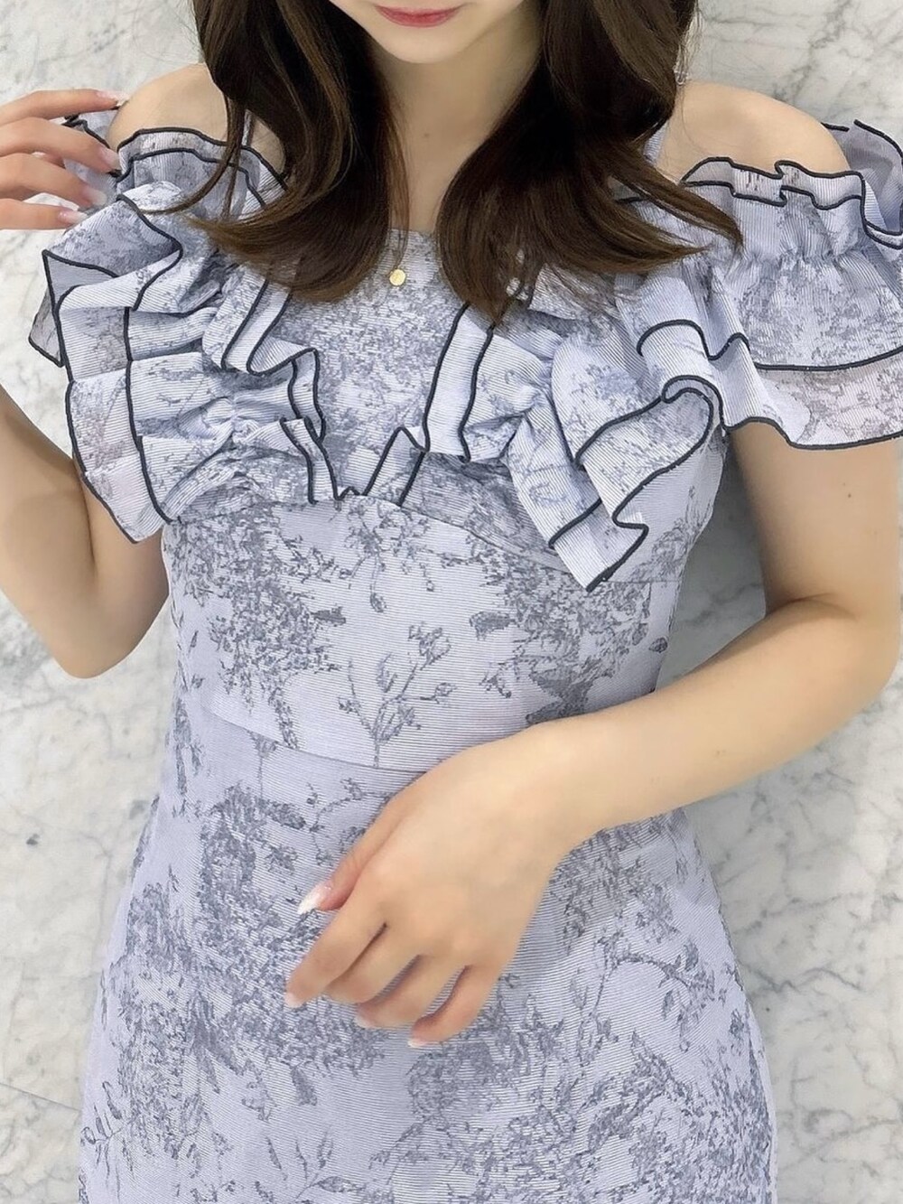 ホワイト系のパンプス、ブルー系のワンピースを着用したレディースの夏コーディネートの6枚目の写真