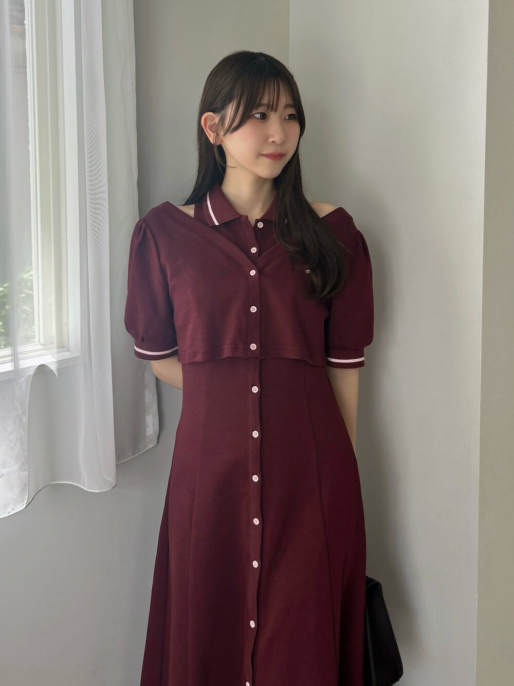 レッド系のワンピース、ブラウン系のショルダーバッグを着用したレディースの夏コーディネートの7枚目の写真